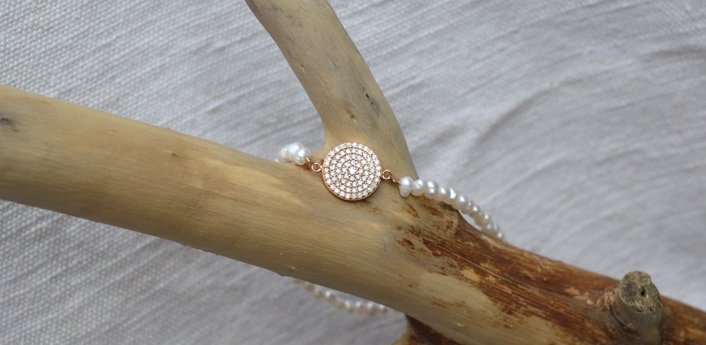 particolare bracciale perline e cerchio