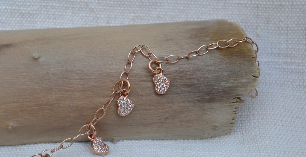 particolare bracciale rosè e piccoli quadrifogli