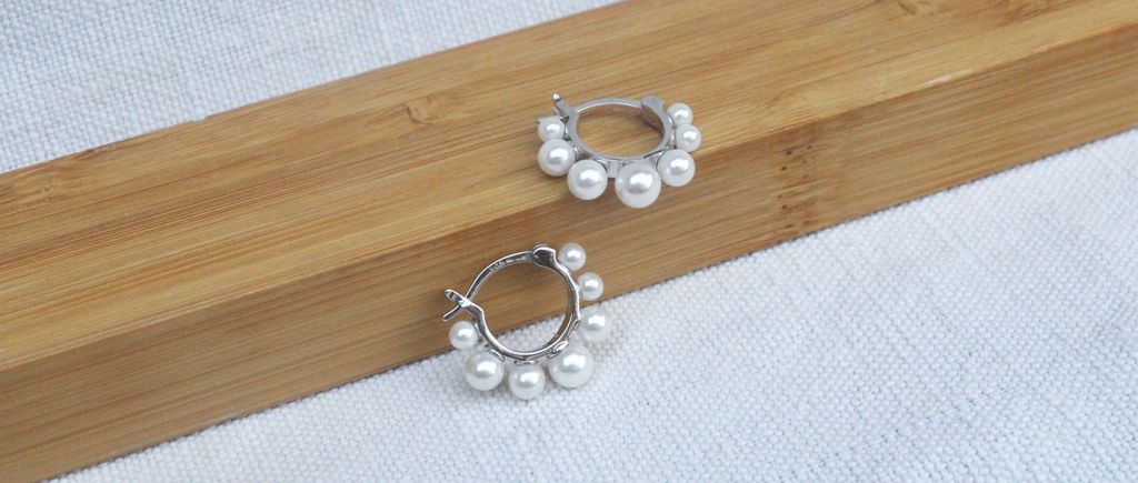 Orecchino cerchio con perle ag